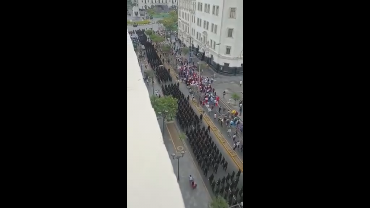 In Peru, the army performs a parade and positioning to confirm the State of Emergency in the country